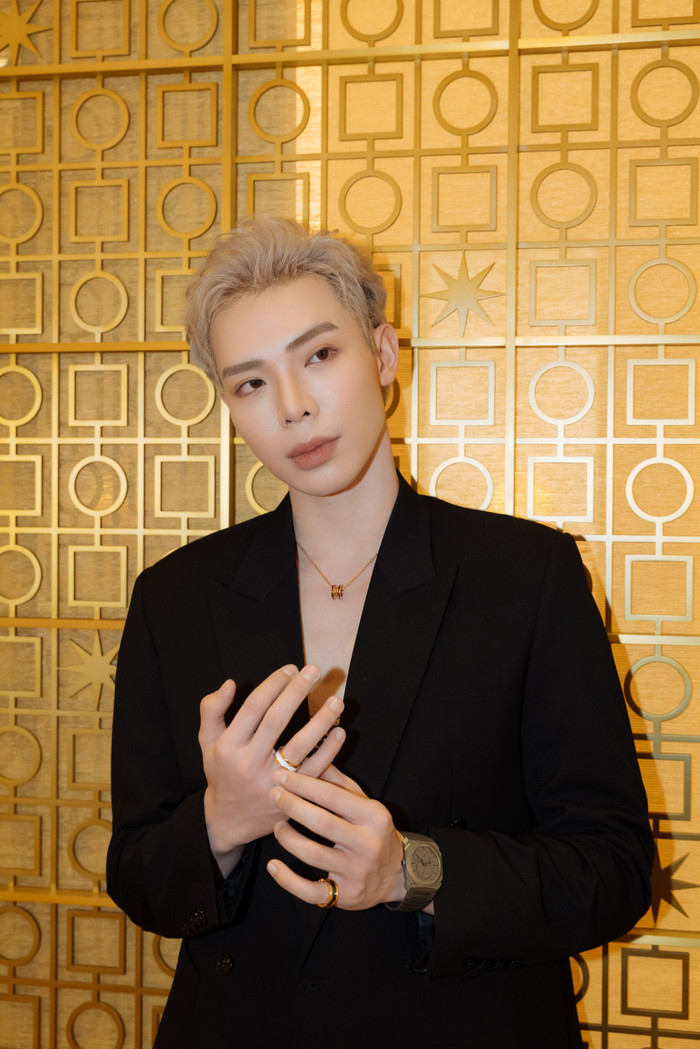 Ca sĩ Erik nổi bật trong màu tóc bạch kim. Anh chàng phối loạt phụ kiện vòng cổ, nhẫn vàng kết hợp với chiếc đồng hồ lịch vạn niên mỏng nhất thế giới. Vật phẩm này với bộ máy tự động BVL 305 chỉ 2.75mm và có khả năng tự điều chỉnh ngày, tháng, năm cùng năm nhuận mà không cần hiệu chỉnh cho đến năm 2100.