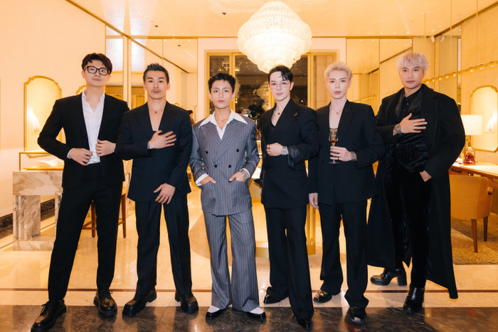 Mới đây, sự kiện đồng hồ cao cấp được diễn ra tại TP.HCM gây chú ý với sự góp mặt của những nghệ sĩ nam đình đám trong làng giải trí Việt như ca sĩ MONO, ca sĩ Erik, diễn viên Harry Lu, nhiếp ảnh gia Thiên Minh, fashionista Kelbin Lei, nhà thiết kế Lý Quí Khánh.