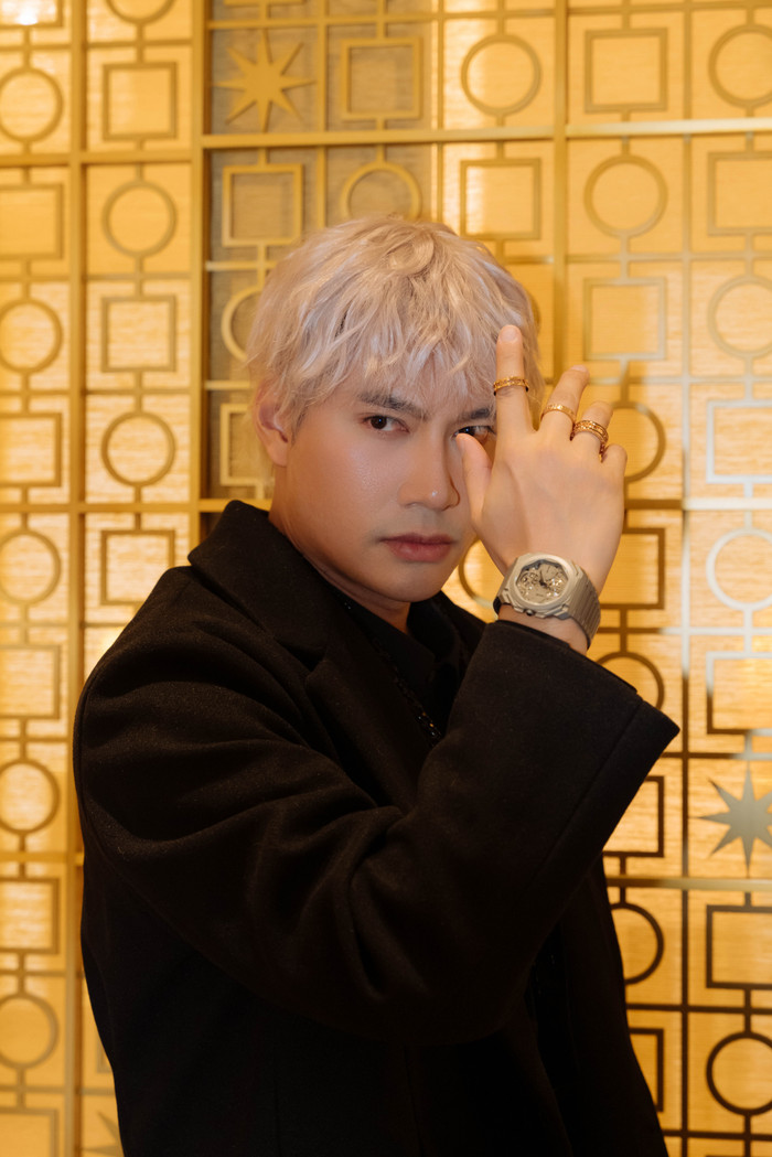 Nhà thiết kế Lý Quý Khánh cũng không thua dàn sao nam về độ chịu chơi. Anh chàng đeo mẫu đồng hồ Octo Finissimo Tourbillon Chronograph Automatic, là đồng hồ bấm giờ sở hữu bộ máy BVL 388, mặt số skeleton tinh xảo và mức năng lượng dự trữ lên đến 52 giờ. Thiết kế này ra mắt vào năm 2020 với số lượng giới hạn chỉ 50 chiếc trên toàn cầu.