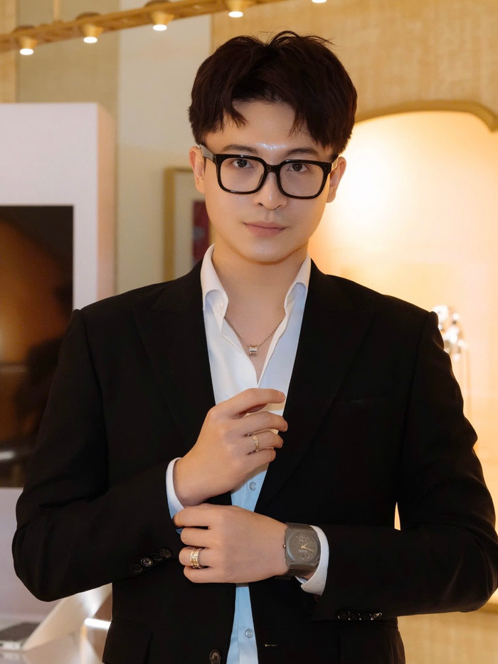 Harry Lu - 'người tình màn ảnh' của Midu hiếm hoi lộ diện trước công chúng sau nhiều năm. Anh được khen ngợi vẻ ngoài 'tổng tài' với bộ vest tối giản. Nam diễn viên đeo đồng hồ Octo Finissimo Minute Repeater vỏ titan, bộ máy BVL 362 dày 3.12mm. Đây là chiếc đồng hồ điểm chuông mỏng nhất thế giới vào thời điểm ra mắt (năm 2016).