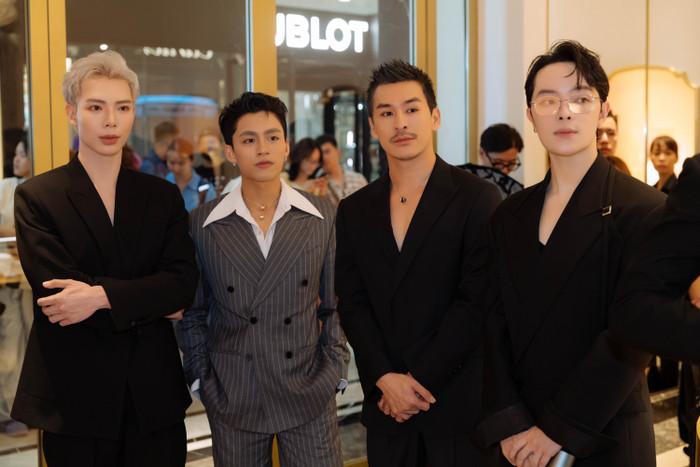 4 chàng trai Erik, MONO, Thiên Minh và Kelbin Lei đọ độ lịch lãm với trang phục vest sang trọng tại sự kiện. 