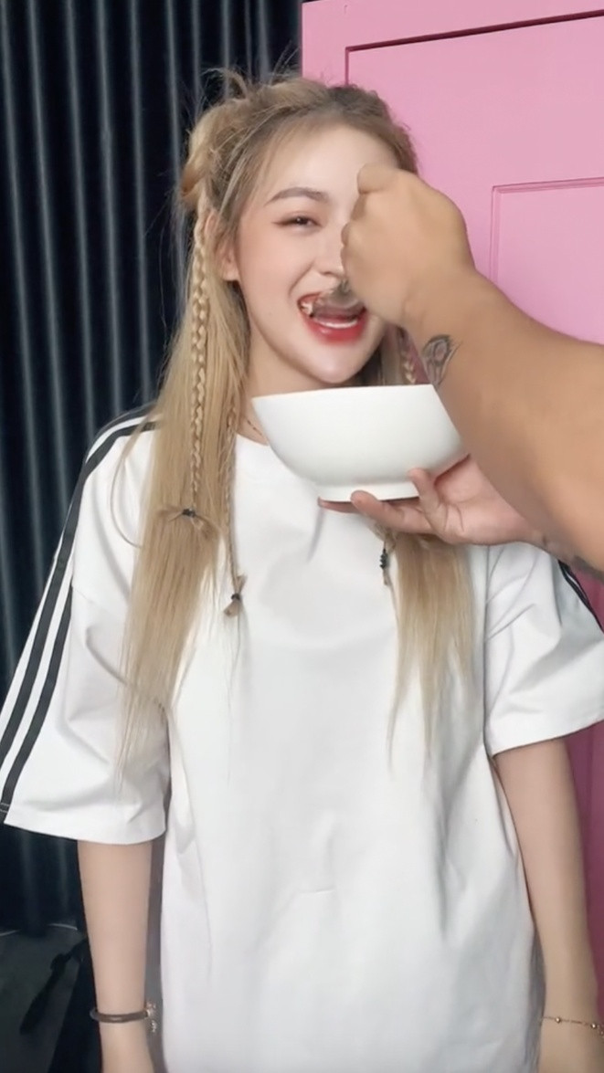 Những khoảnh khắc ngọt ngào của cặp đôi được công khai trên mạng xã hội