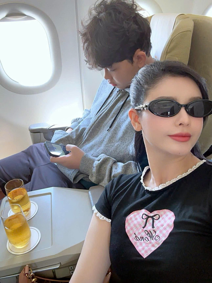 Nữ diễn viên và quý tử cùng nhau đi du lịch nhiều nơi.