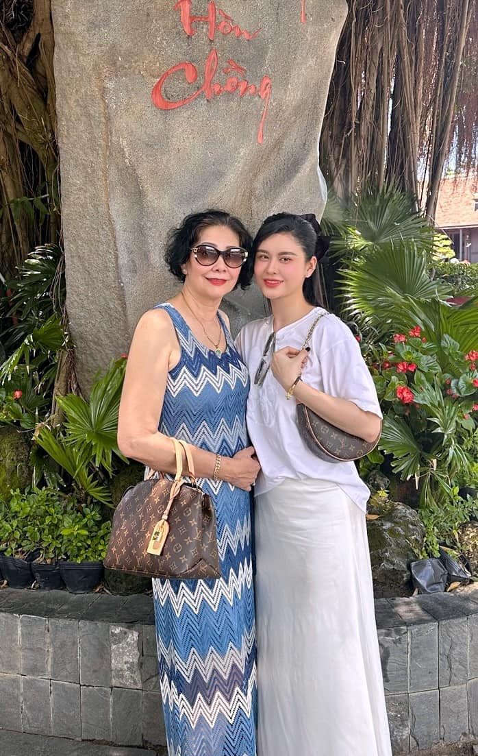 Mẹ Trương Quỳnh Anh trẻ trung, có gu ăn mặc sành điệu.