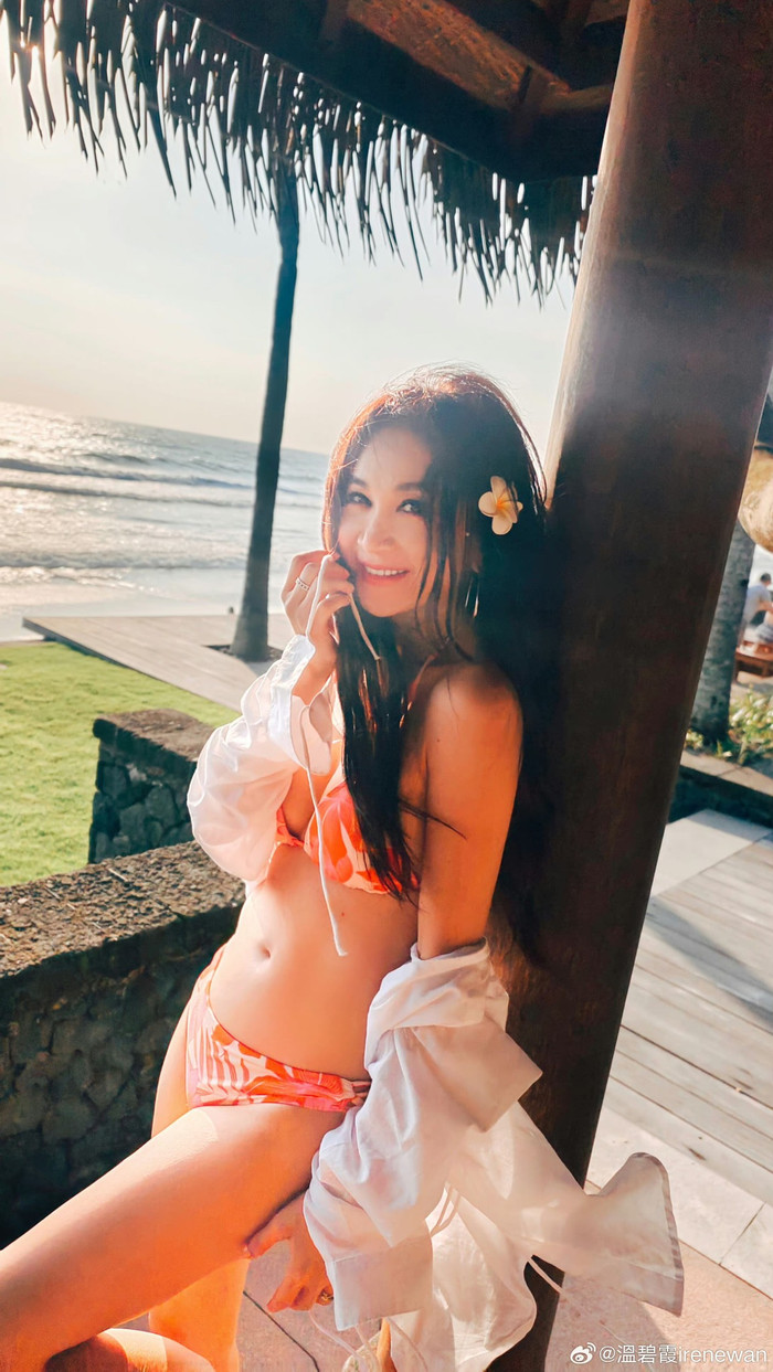 Ôn Bích Hà tự tin khoe sắc vóc với những bộ bikini.