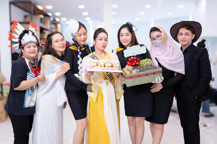 Dàn nhân viên trong công ty của Nhật Kim Anh đã đem lại niềm vui cho cô nàng. Ảnh: FBNV