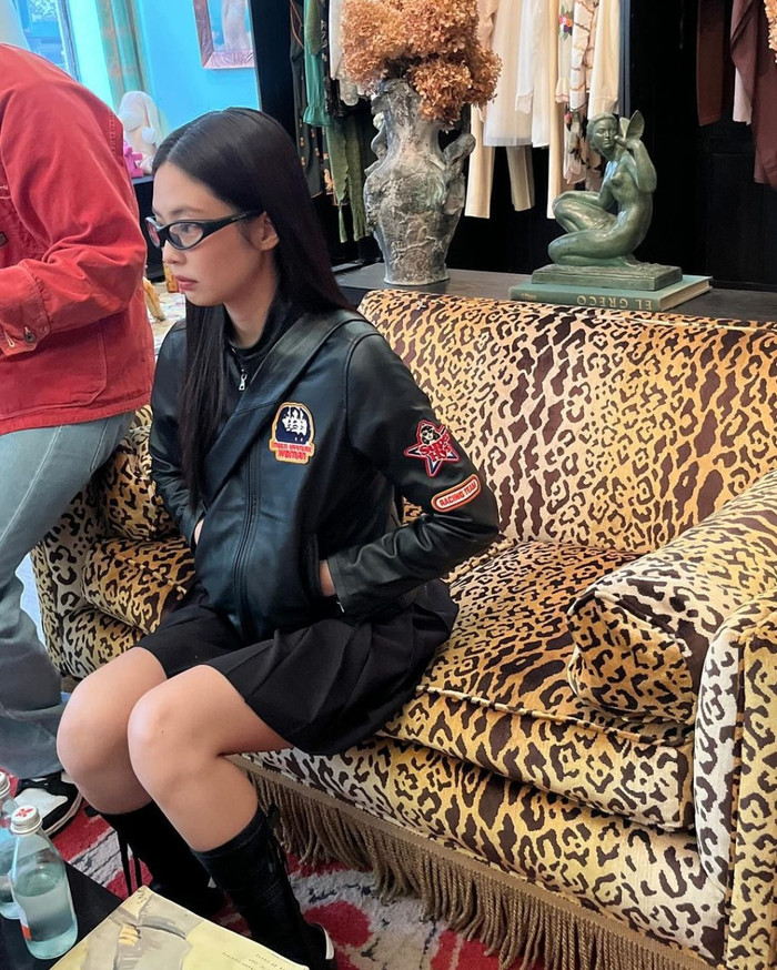 Jennie (BLACKPINK) kết hợp giữa áo khoác da và chân váy.