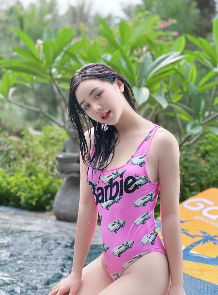 Mẫu bikini một mảnh có họa tiết xe hơi giúp mỹ nhân sinh năm 1995 vừa khoe được vóc dáng, vừa mang lại cảm giác quyến rũ chừng mực. 