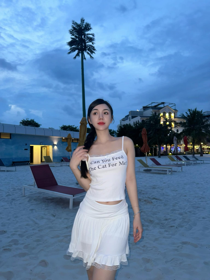 Ngoài áo thun, các mẫu váy ngắn cũng được Quỳnh Kool yêu thích vì độ tiện lợi khi phối đồ và vô cùng thoải mái. 