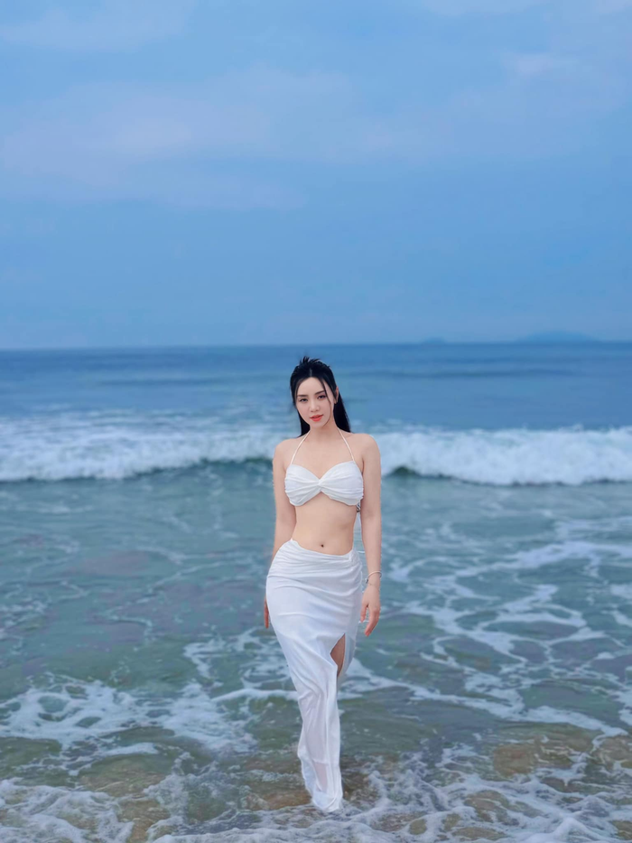 Không chỉ có nhan sắc, Quỳnh Kool còn được khen ngợi vóc dáng cân đối với số đo 85 - 64 - 93 cm. Nhờ lợi thế ngoại hình, nữ diễn viên thường xuyên diện các trang phục kiệm vải để khoe cơ thể chuẩn chỉnh. Trong ảnh, mỹ nhân sinh năm 1995 kết hợp áo bra-top cổ yếm cùng váy dài xẻ tà khi đi biển. 