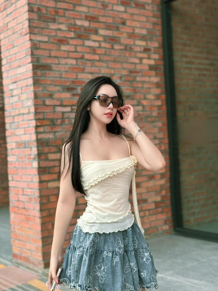 Các chiếc áo được làm bẳng vải mỏng xuất hiện dày đặc trên trang cá nhân của Quỳnh Kool. Không cần khoét xẻ táo bạo, nữ diễn viên vẫn toát được vẻ đẹp gợi cảm khó tả. 