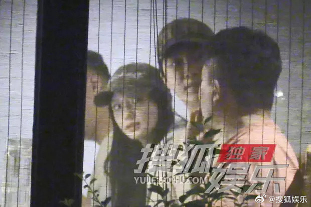 Phạm Thừa Thừa bị bắt gặp đi ăn cùng cô gái lạ, nghi là bạn gái hiện tại. 