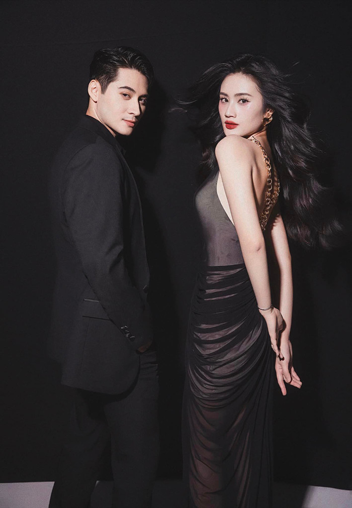 Về phần Nam vương Tuấn Ngọc cũng không hề kém cạnh Hoa hậu Ý Nhi. Anh chàng trông cực kỳ lịch lãm khi diện lên người bộ vest đen giúp tôn lên vóc dáng mạnh mẽ và nam tính. Vì có xuất thân là người mẫu nên ở khoản “bắn ảnh” Tuấn Ngọc trông có vẻ vượt trội hơn Ý Nhi. Anh chàng tuy thể hiện thần thái sắc lạnh, nhưng vẫn ra dáng của một nam vương. 