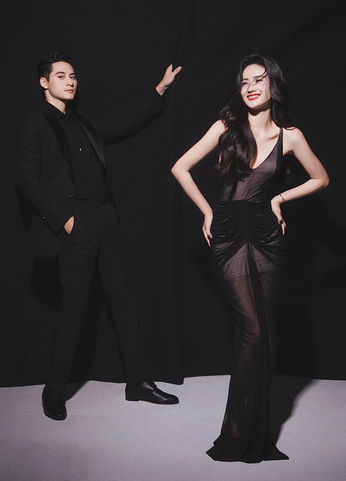 Theo đó, Hoa hậu Ý Nhi trông cực kỳ tỏa sáng với chiếc đầm đen xuyên xấu. Với phần vải ren mỏng manh đã giúp nàng hậu khéo léo khoe triệt để đôi chân dài miên man, cùng thân hình nuột nà quyến rũ. Ngoài ra, phần thân trên của đầm còn được thiết kế dạng hai dây và khoét sâu vùng cổ, nhờ thế càng làm nổi bật những điểm gợi cảm như vai và vòng 1. Hoa hậu Ý Nhi còn gây ấn tượng với mái tóc xoăn nhẹ, cùng lối trang điểm nhấn mạnh vào đôi môi đỏ quyến rũ, đã làm nổi bật thêm nét đẹp tự nhiên và thanh tú. 