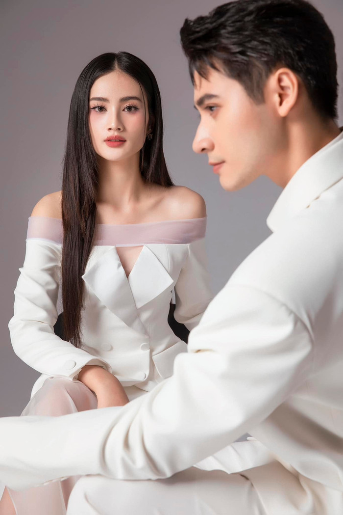 Ở bộ ảnh thứ hai, Hoa hậu Ý Nhi và Nam vương Tuấn Ngọc đều thể hiện vẻ đẹp trong sáng, thanh lịch và nhẹ nhàng với trang phục đôi màu trắng tinh khôi. Cùng nhờ thiết này mà cả hai được bắt sáng, khoe triệt để làn da mịn màng, không tì vết.