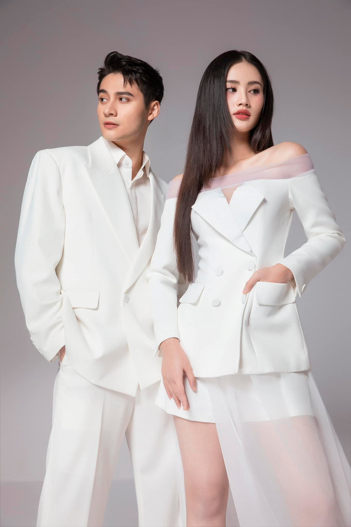 Mặc dù cả hai chụp ảnh chung, nhưng vẫn giữ khoảng cách nhất định tạo nên một sự thanh nhã mà không hề quá thân mật. Đây là điểm nhấn tinh tế trong bộ ảnh, khi hai người đẹp cùng tỏa sáng mà không làm lu mờ nhau.