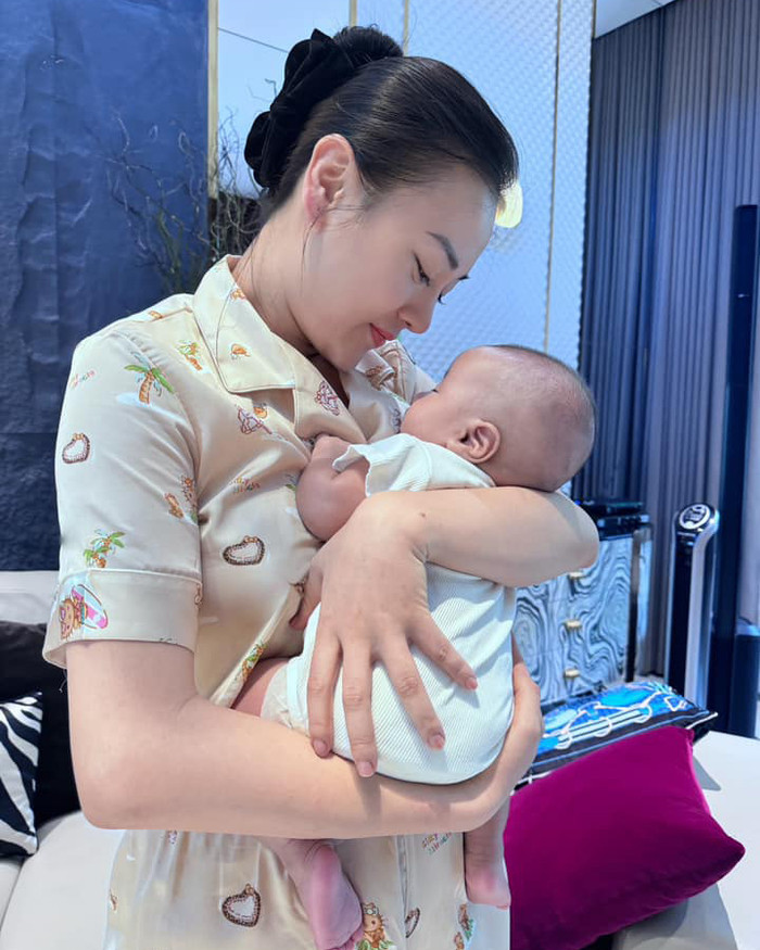 Phương Oanh mặc đồ bộ giản dị, chăm sóc con nhỏ.