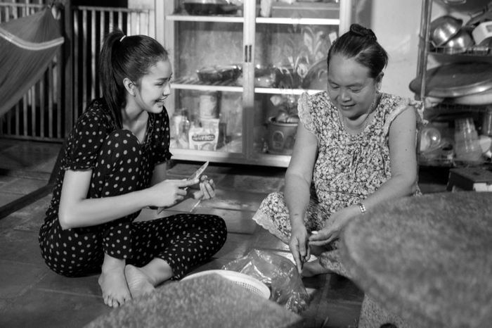 Sau khi chồng qua đời, mẹ Hoa hậu Ngọc Châu một mình nuôi con. Bà sống giản dị, được hàng xóm yêu quý. 