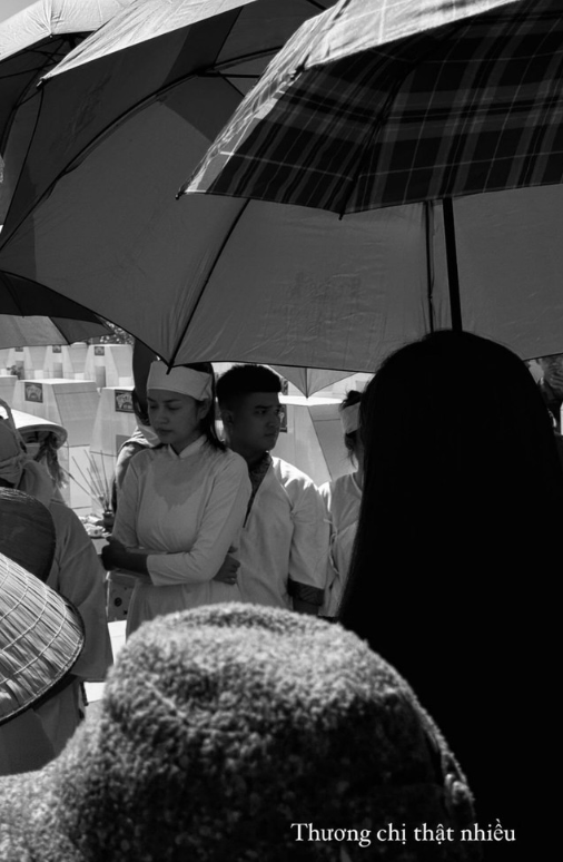 Hoa hậu Ngọc Châu tiều tuỵ, mắt sưng húp trước sự ra đi đột ngột của mẹ ruột. 