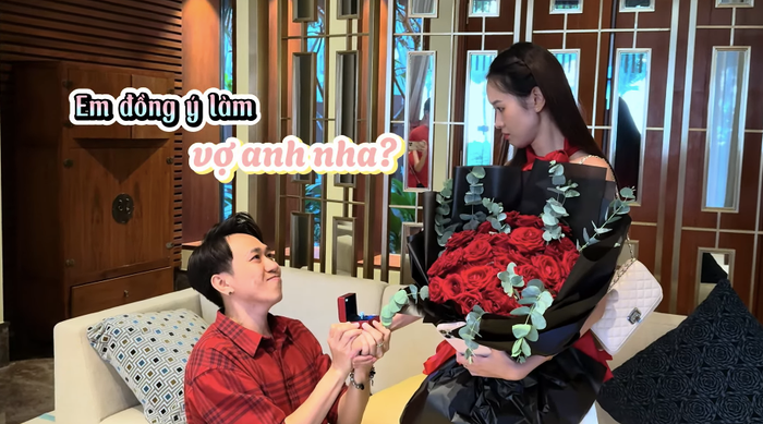 Quỳnh Anh 'xịt keo' vì bất ngờ được bạn trai cầu hôn dưới sự chứng kiến của bạn bè.