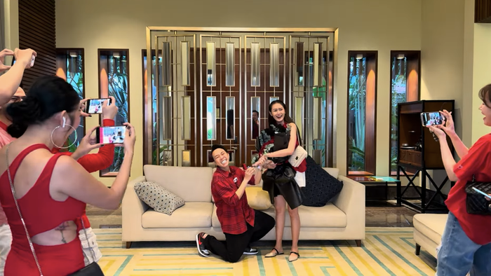 Anh Đức cầu hôn bạn gái kém 12 tuổi trong chuyến du lịch cùng hội bạn thân ở Phú Quốc vào cuối năm 2023. 