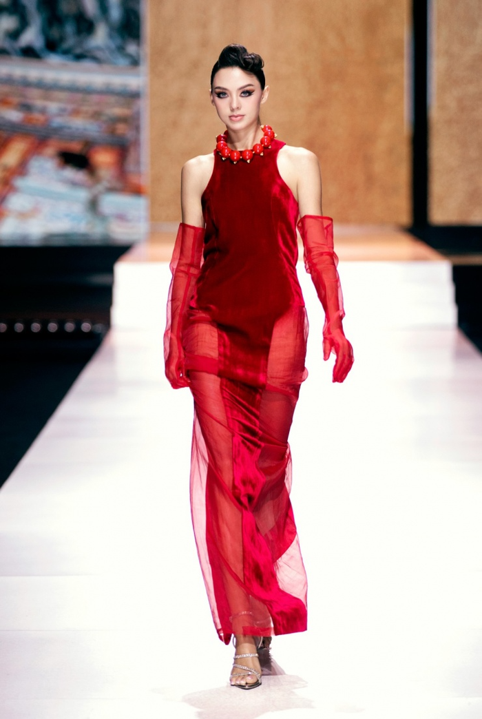 Công việc người mẫu của vợ Bùi Tiến Dũng vẫn phát triển tốt khi cô chuyển về Việt Nam sống. Nhờ danh tiếng là 'nửa kia' của nam thủ môn Thanh Hóa, cô liên tục được nhiều nhà thiết kế mời tham dự show diễn. Sau khi sinh con, Dianka Zakhidova nhanh chóng lấy lại vóc dáng như cũ để tiếp tục đi diễn. 