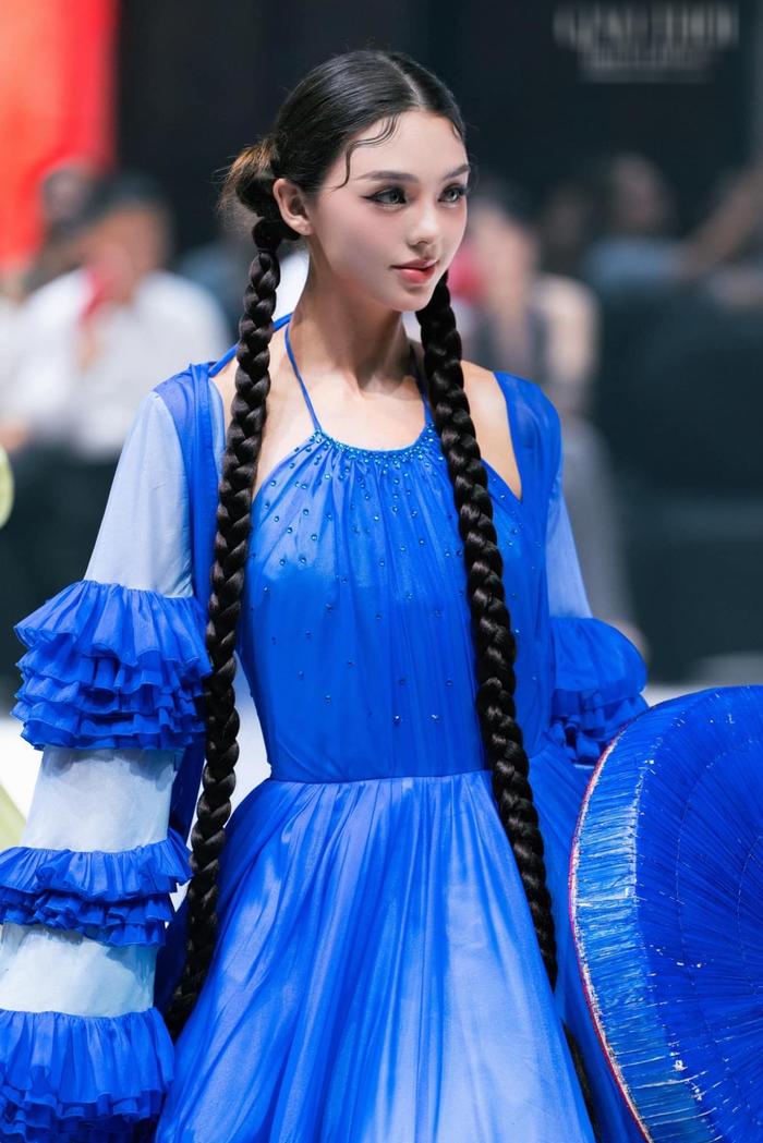 Mới đây, vợ Bùi Tiến Dũng - người mẫu Dianka Zakhidova đăng tải loạt ảnh trình diễn trong bộ áo tứ thân màu xanh nước biển. Cô nhận được vô số lời khen ngợi về mặt nhan sắc lẫn phong thái catwalk.  