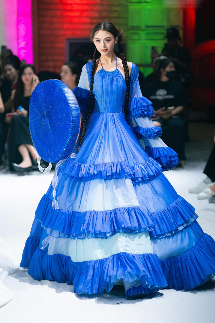 Đây là một trong những lần hiếm hoi bà xã Bùi Tiến Dũng diễn với Việt Phục, cụ thể là áo tứ thân. Dù không phải người Việt Nam nhưng người đẹp vẫn hoàn thành tốt vai trò của mình lẫn tôn được tinh thần của thiết kế. 