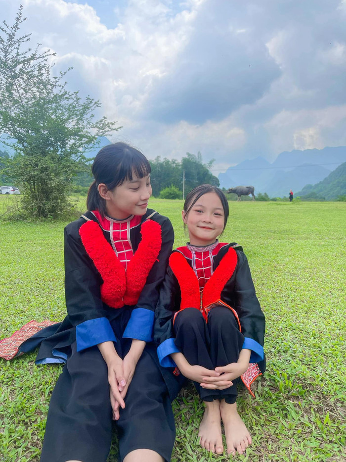 Pu (Thu Hà Ceri) và Ghến (Khánh An) trong Đi Giữa Trời Rực Rỡ.