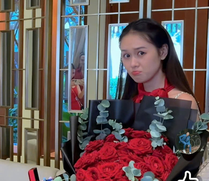 Bạn gái Anh Đức bất ngờ trước màn cầu hôn.