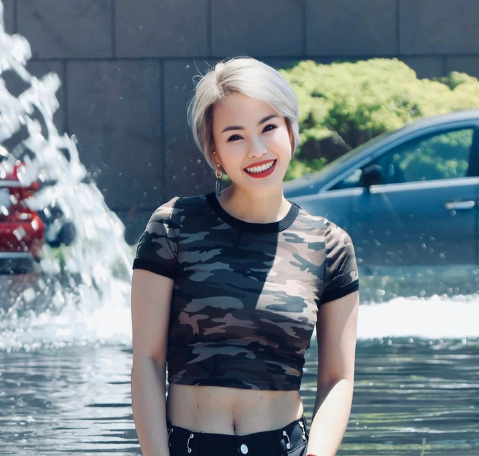 Bảo Vy là cựu thành viên nhóm nhạc Trio 666 nổi tiếng một thời. Nữ ca sĩ cưới chồng lớn hơn vài chục tuổi. 