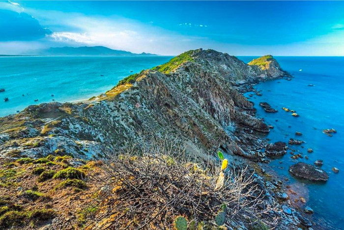 Nếu yêu thích trekking, trải nghiệm leo lên “lưng Rồng” hít thở bầu không khí trong lành, ngắm nhìn bức tranh thiên nhiên từ trên xuống càng khiến bạn không thể nào quên. 