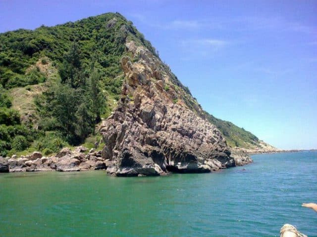 Nhìn từ xa, dãy núi này có hình dáng đặc biệt giống một con rồng khổng lồ đang vươn thân mình ra khơi.