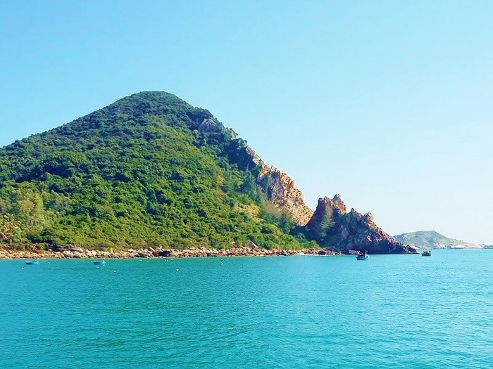 Nằm giữa đất trời và biển cả bao la, rộng lớn, Mũi Vi Rồng dường như hội tụ tất thảy nét đẹp thiên nhiên của vùng đất nắng gió Bình Định.