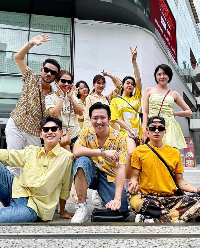 Cả hai thường xuyên du lịch cùng hội bạn thân Trấn Thành nhưng hạn chế đứng cạnh nhau. 