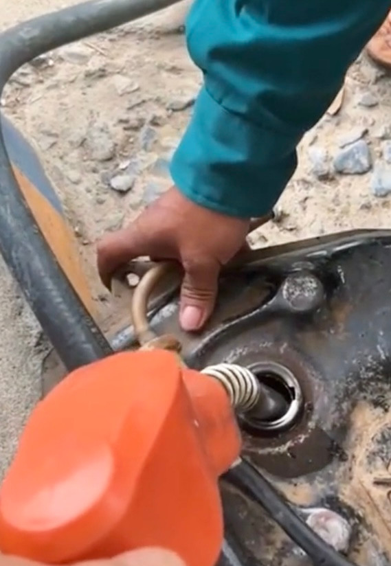 Sợ hiểu lầm mua xăng về làm việc xấu, bác trai đem hẳn bình chứa xe máy ra để đong Ảnh 2