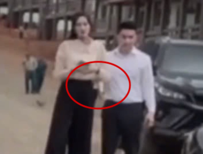 Bạn trai ôm eo của nàng hậu vô cùng tình tứ.&nbsp;