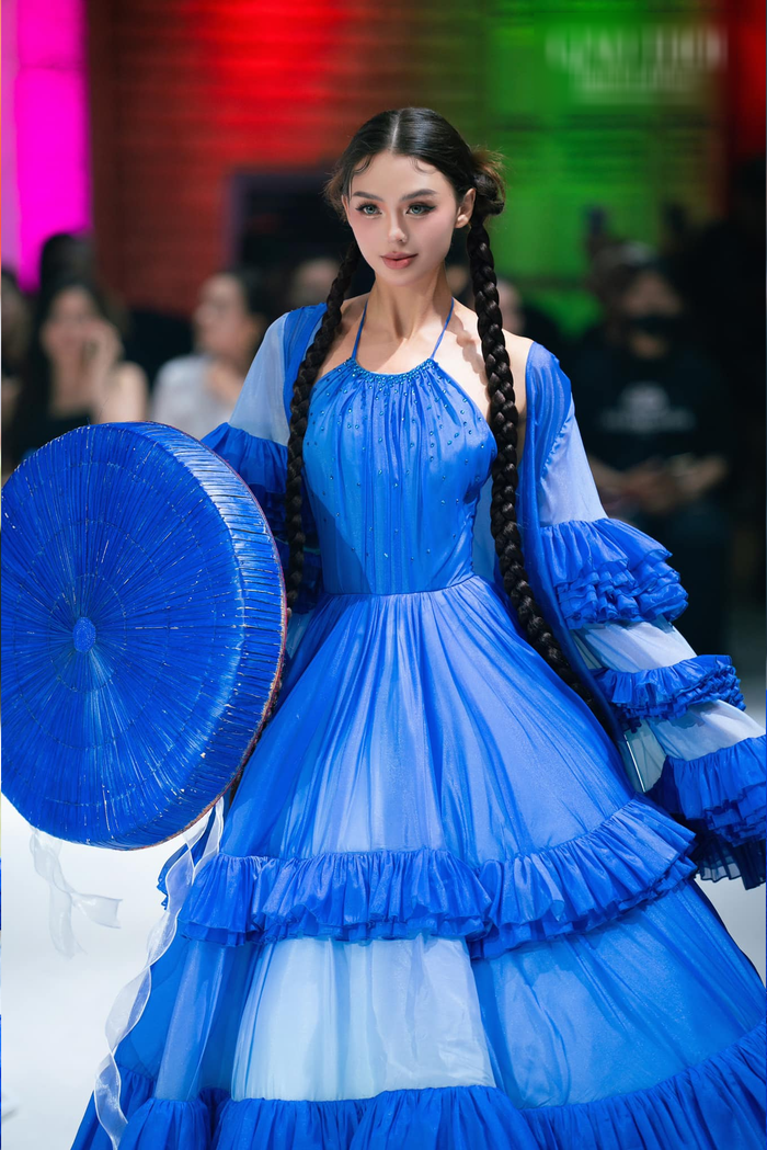 Dianka Zakhidova - vợ Bùi Tiến Dũng xuất hiện với giao diện tựa nàng công chúa cổ tích trên sàn diễn. Nhan sắc lẫn thần thái của cô được nhận xét không thua kém gì những thí sinh xuất thân từ cuộc thi hoa hậu.