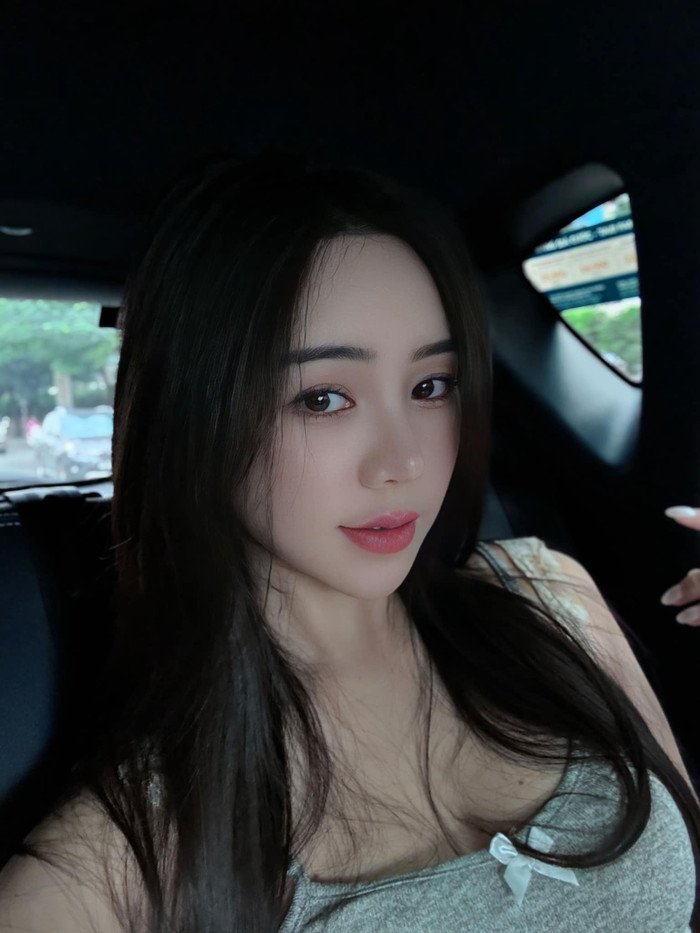 Quỳnh Kool đăng tải loạt hình mới, gây chú ý với nhan sắc tựa 'búp bê sống'. Nữ diễn viên sở hữu gương mặt với đường nét mềm mại, thanh toát cùng làn da trắng sáng, không chút khuyết điểm. Để tôn lên ưu điểm này, Quỳnh Kool không trang điểm quá đậm, sắc nét. Cô lựa chọn layout trong trẻo, đánh hồng nhẹ nhàng phần má và mắt. Điểm nhấn lớn nhất của Quỳnh Kool là đôi môi hồng căng mọng.