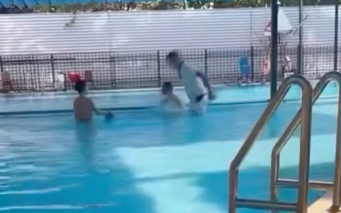 Công an vào cuộc vụ bé trai bị dìm đầu xuống bể bơi ở Hà Nội Ảnh 2