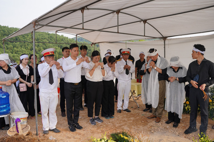 Nhiều bạn bè, đồng nghiệp đã có mặt để đưa tiễn nghệ sĩ Hữu Độ đoạn đường cuối cùng.