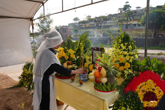 Người thân nén nước mắt đưa tiễn nghệ sĩ Hữu Độ.