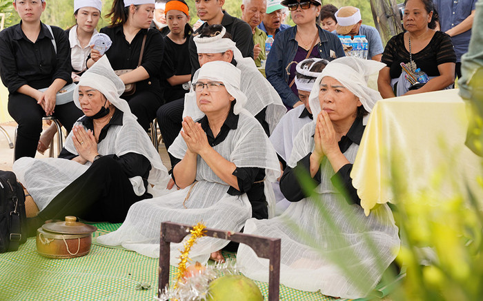 Người thân nén nước mắt đưa tiễn nghệ sĩ Hữu Độ về nơi an nghỉ Ảnh 2