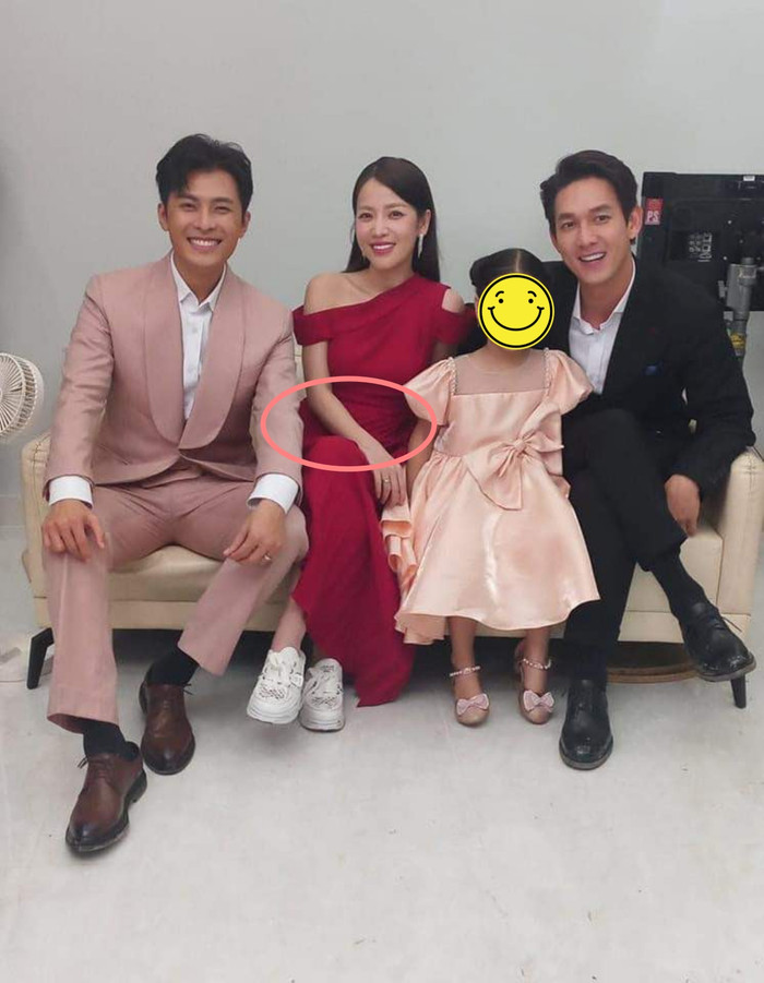 Nữ diễn viên để lộ vòng 2 lùm lùm, mang giày bệt, gương mặt tròn trịa hơn trước.