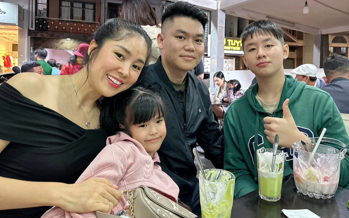 Khoảnh khắc gia đình 4 thành viên của Lê Phương bên cạnh Trung Kiên và hai con. 