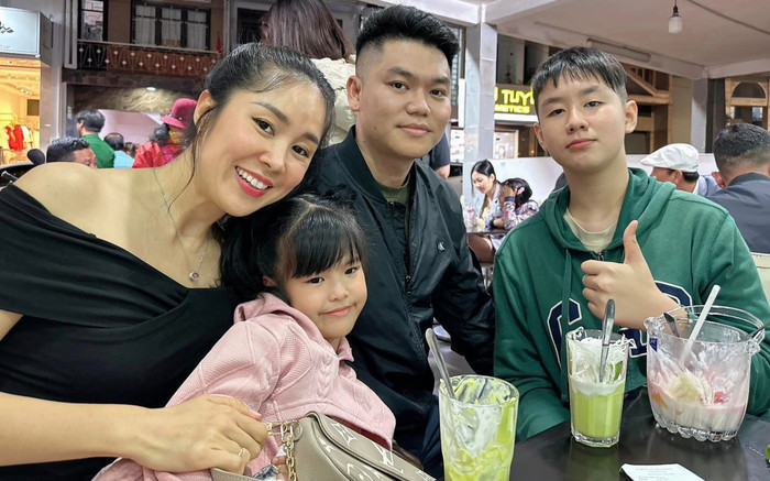 Lê Phương diện áo trễ vai gợi cảm, đón ngày đặc biệt bên gia đình Ảnh 2