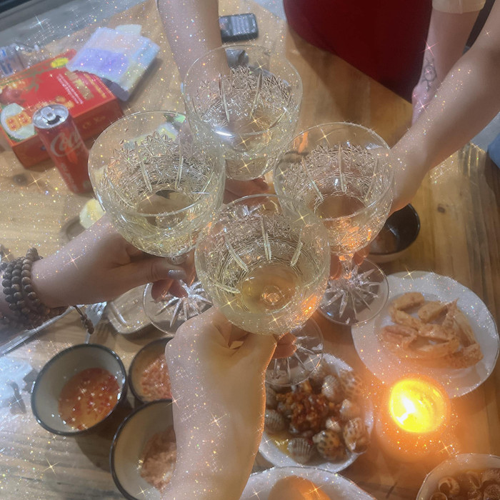 Hoa hậu Mai Phương Thuý lần đầu nhắc đến chồng khi khoe bàn tiệc thịnh soạn.