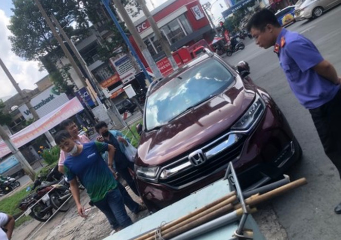  Lực lượng chức năng làm việc tại hiện trường.