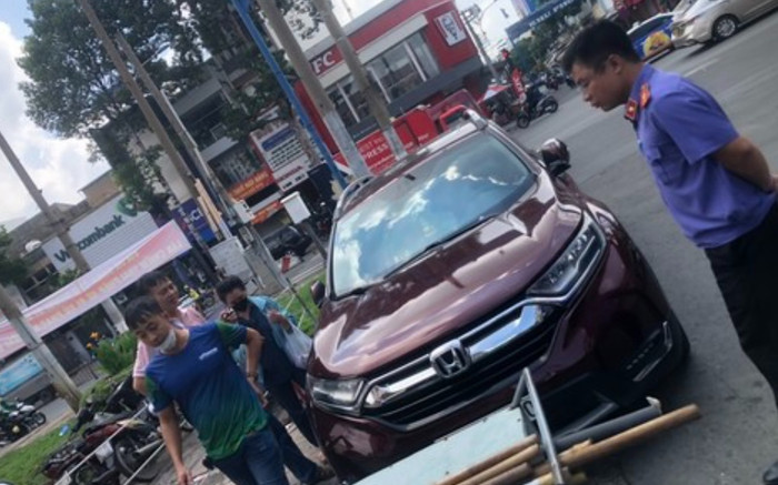 Bắt khẩn cấp tài xế vụ hất người phụ nữ lên capo ô tô Ảnh 2