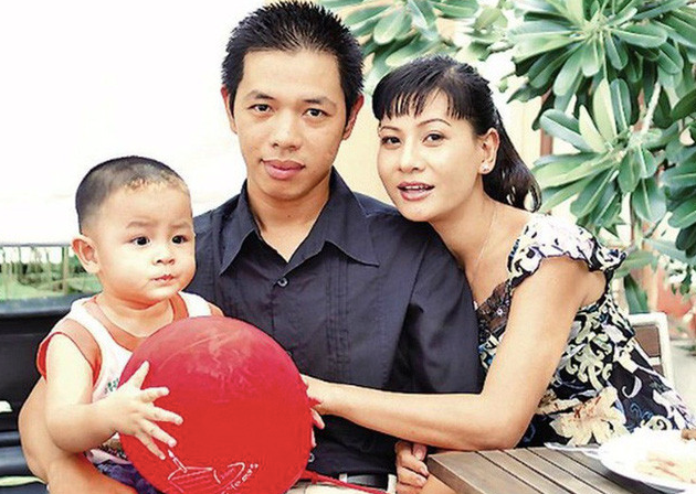 Sau khi ly hôn, cả hai vẫn sống chung để cùng nhau chăm sóc con trai tên Bom. 